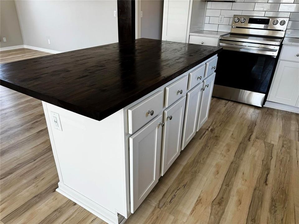 For Sale: $499,900 (5 beds, 2 baths, 2128 Square Feet)