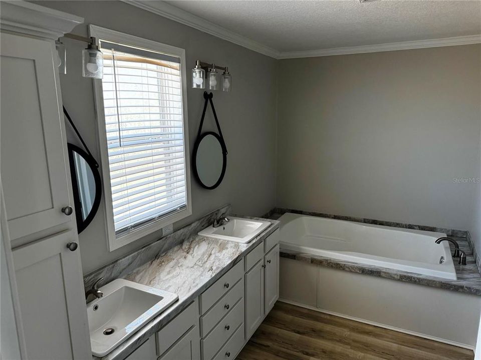 For Sale: $499,900 (5 beds, 2 baths, 2128 Square Feet)