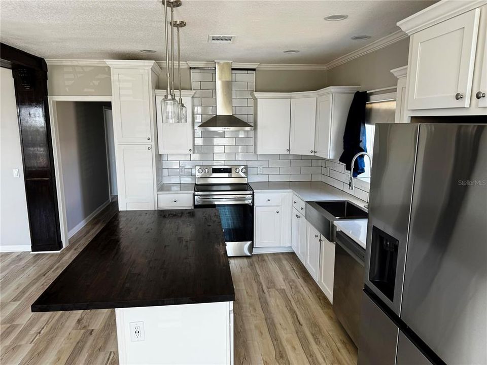 For Sale: $499,900 (5 beds, 2 baths, 2128 Square Feet)