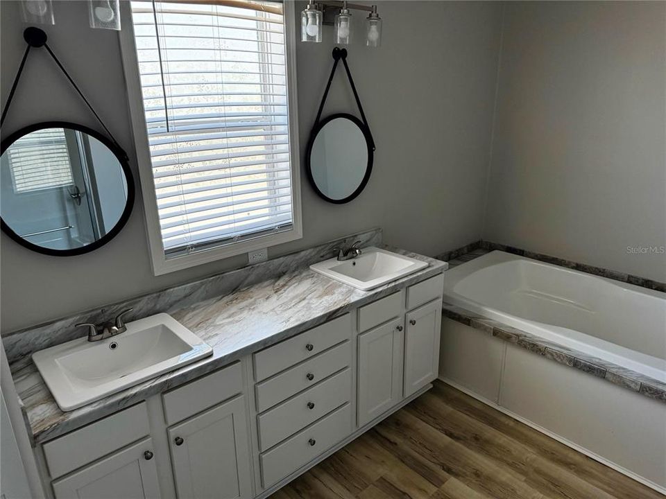 For Sale: $499,900 (5 beds, 2 baths, 2128 Square Feet)