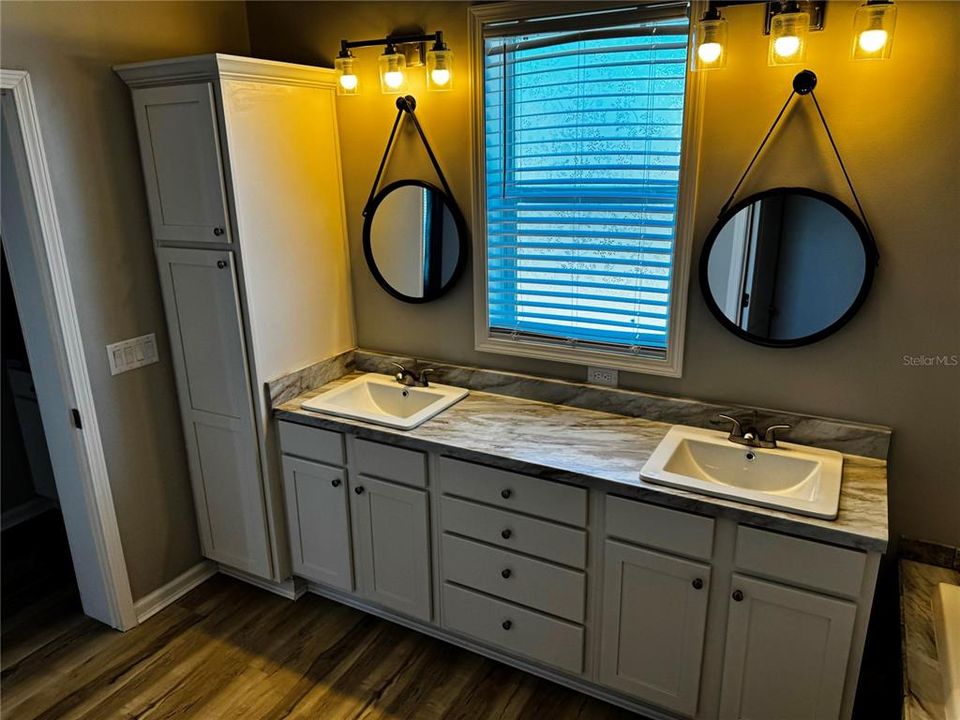 For Sale: $499,900 (5 beds, 2 baths, 2128 Square Feet)