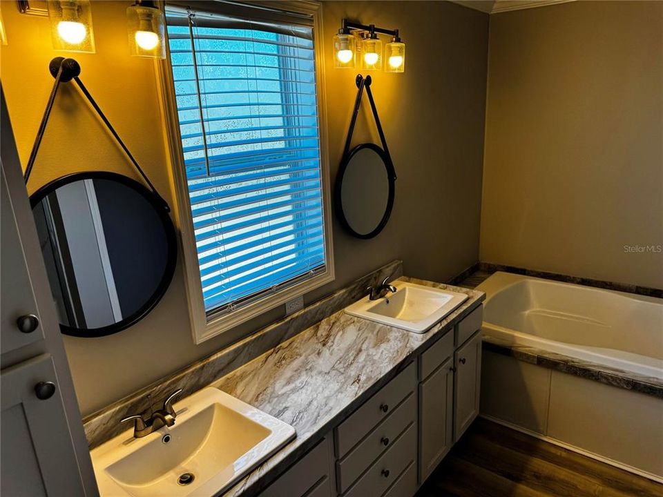 For Sale: $499,900 (5 beds, 2 baths, 2128 Square Feet)