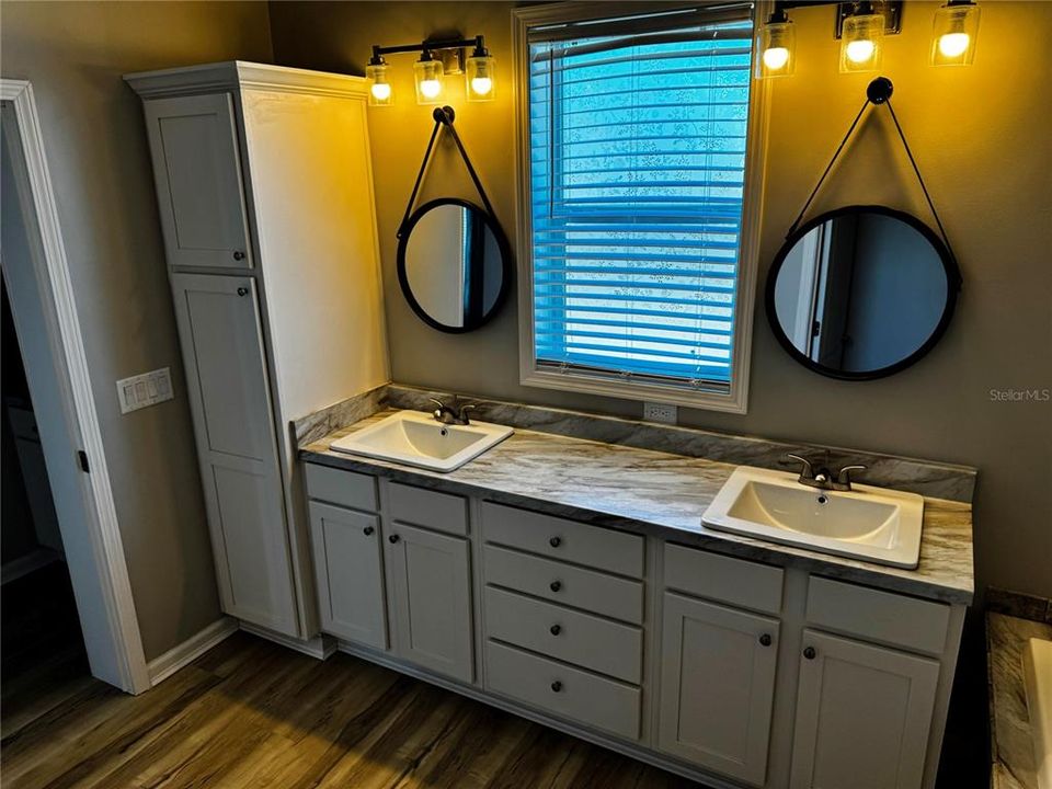 For Sale: $499,900 (5 beds, 2 baths, 2128 Square Feet)