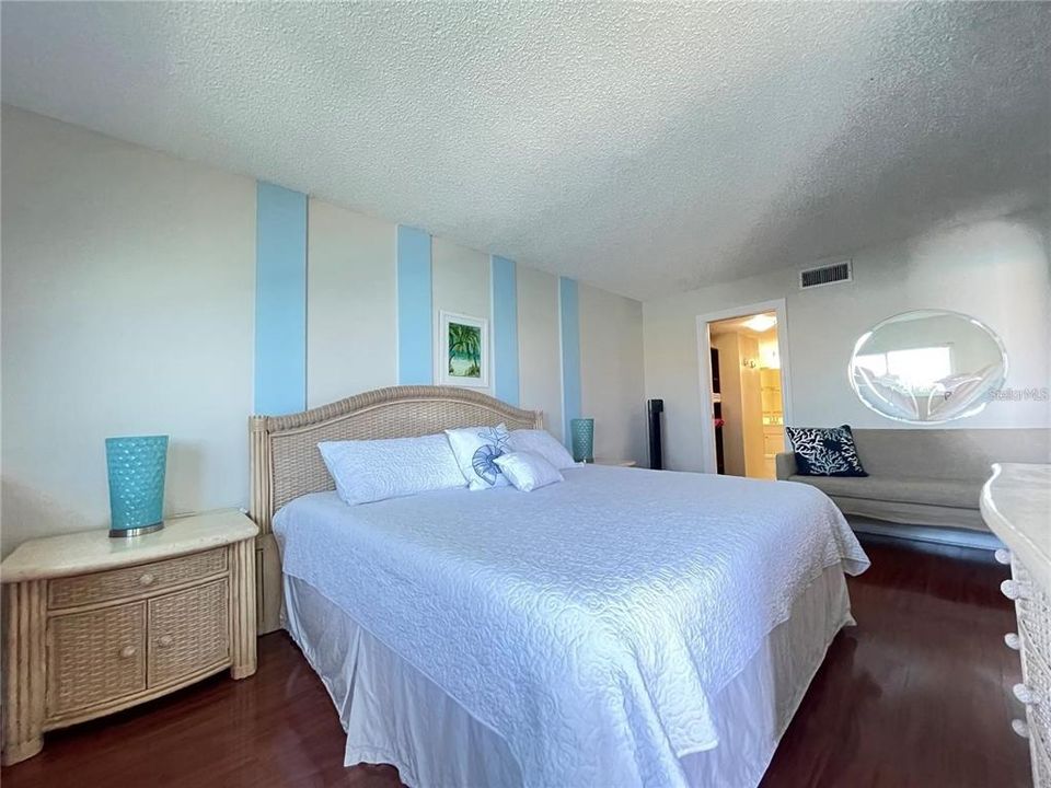 Active With Contract: $3,400 (2 beds, 2 baths, 1160 Square Feet)