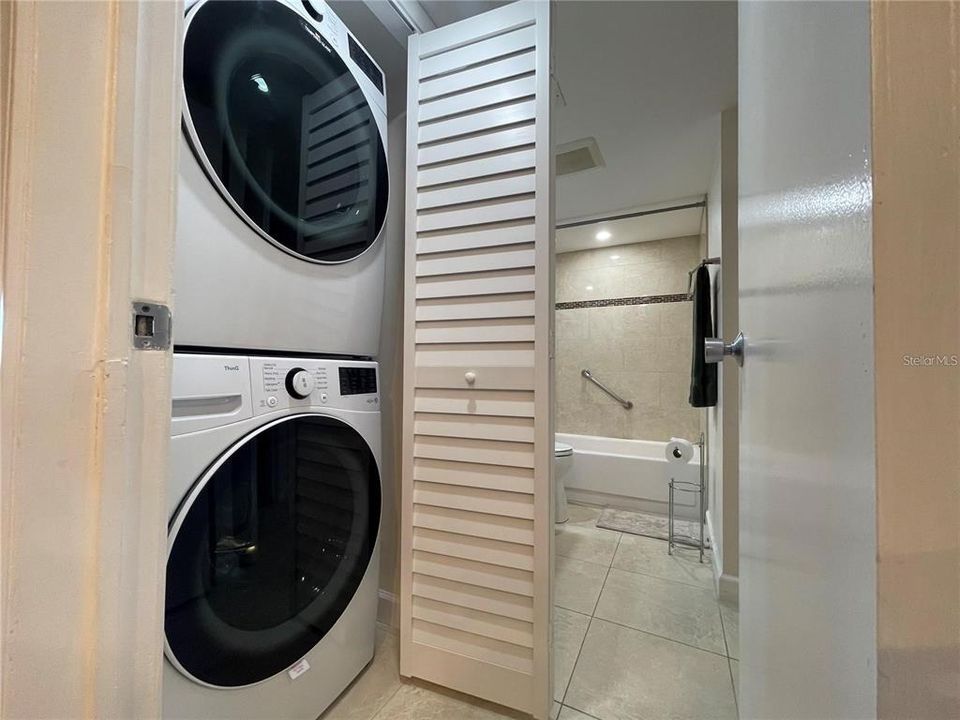 Active With Contract: $3,400 (2 beds, 2 baths, 1160 Square Feet)