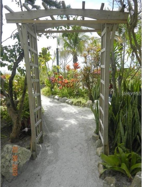 Active With Contract: $3,400 (2 beds, 2 baths, 1160 Square Feet)