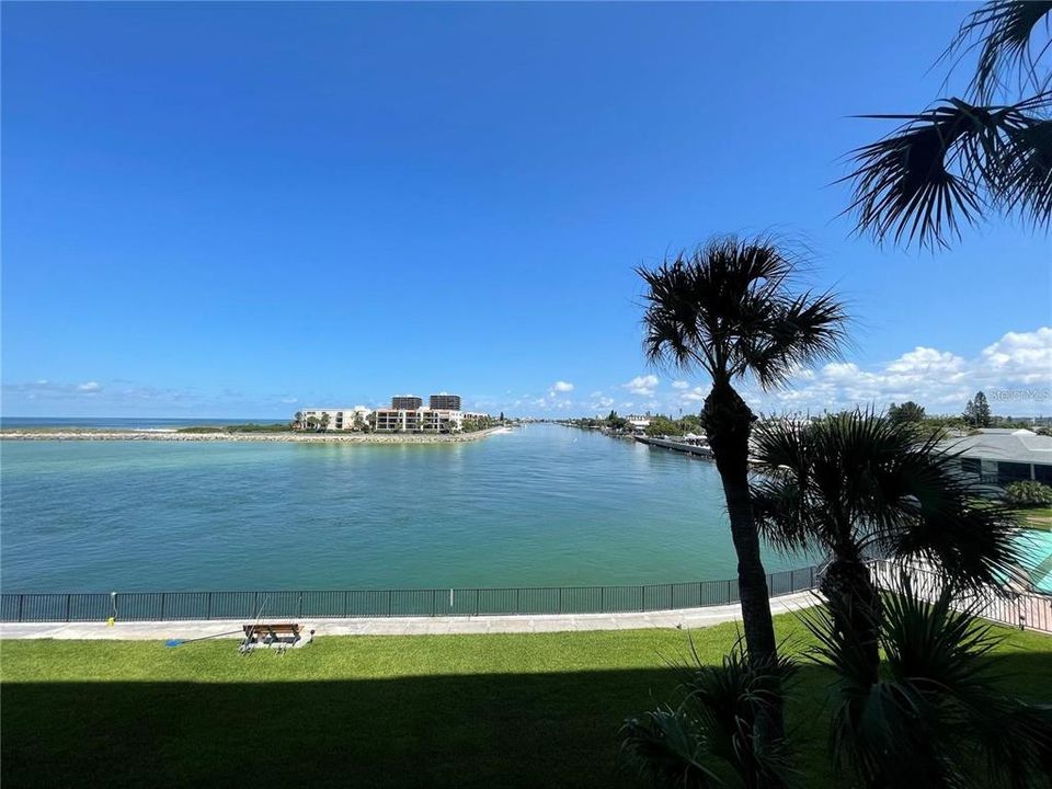 Active With Contract: $3,400 (2 beds, 2 baths, 1160 Square Feet)