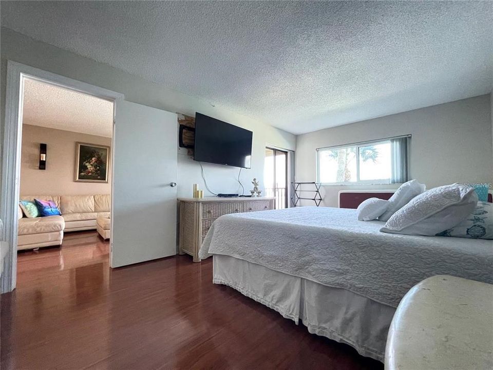 Active With Contract: $3,400 (2 beds, 2 baths, 1160 Square Feet)