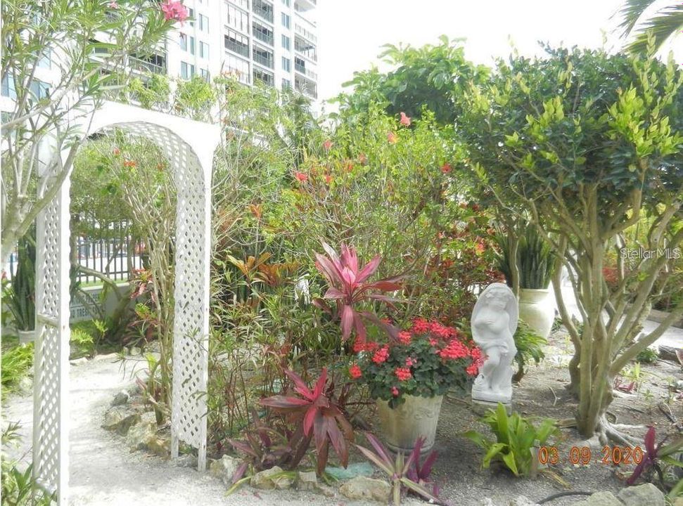 Active With Contract: $3,400 (2 beds, 2 baths, 1160 Square Feet)