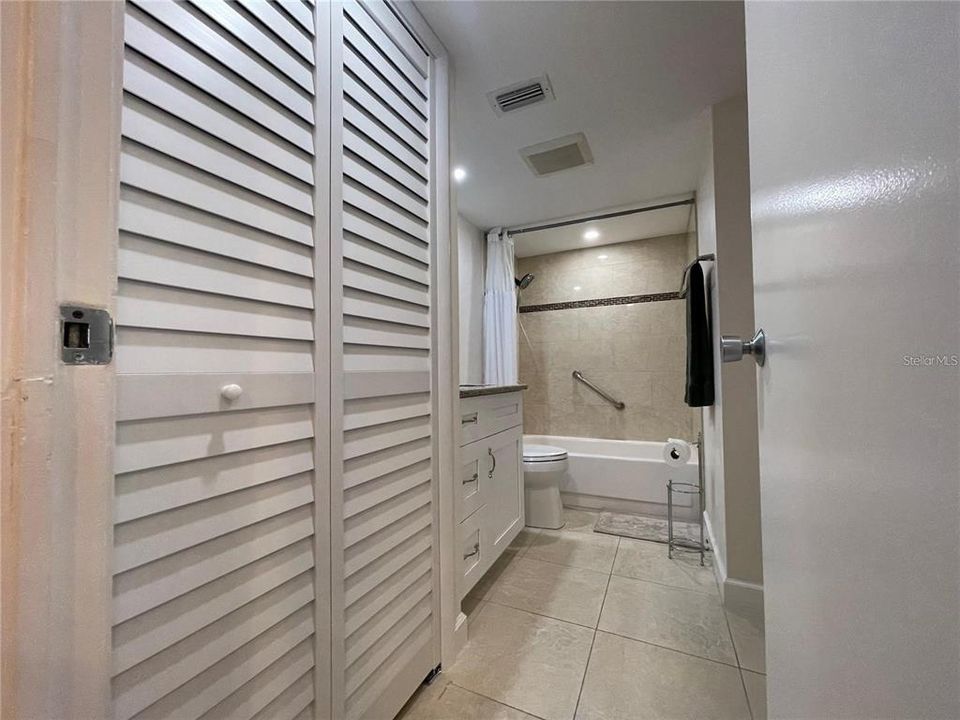 Active With Contract: $3,400 (2 beds, 2 baths, 1160 Square Feet)