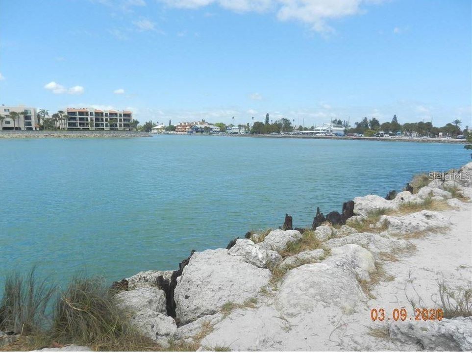 Active With Contract: $3,400 (2 beds, 2 baths, 1160 Square Feet)