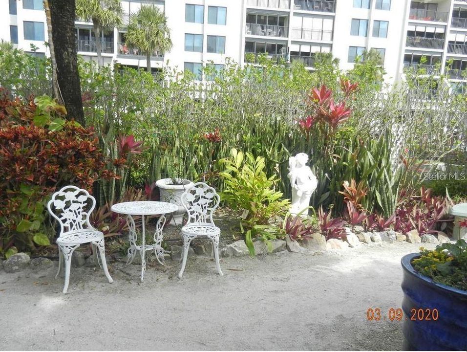 Active With Contract: $3,400 (2 beds, 2 baths, 1160 Square Feet)