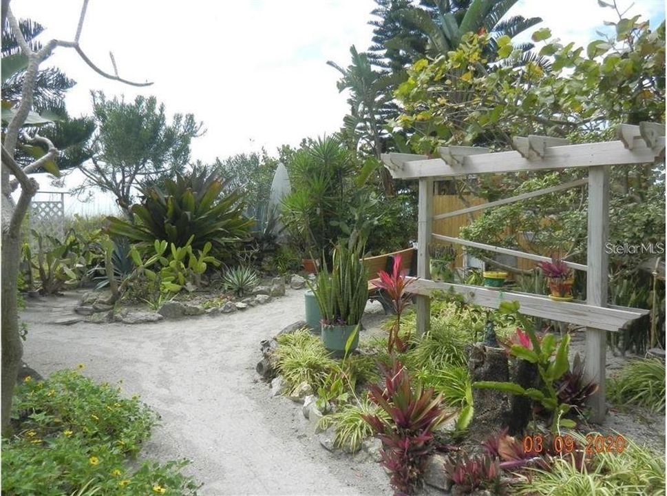 Active With Contract: $3,400 (2 beds, 2 baths, 1160 Square Feet)