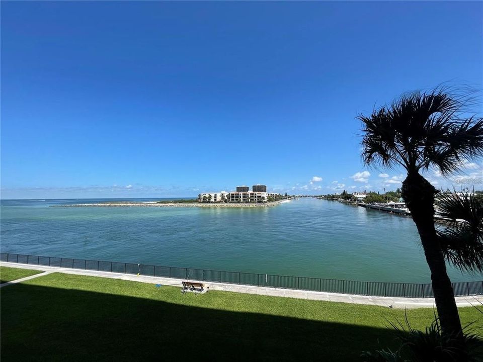 Active With Contract: $3,400 (2 beds, 2 baths, 1160 Square Feet)