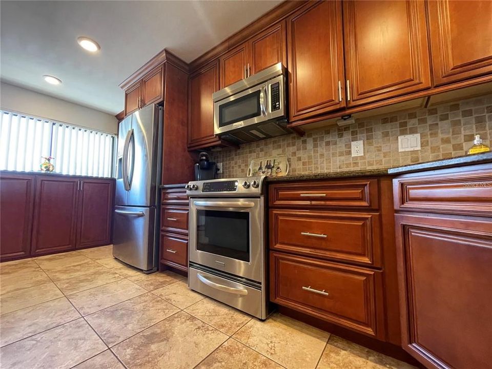 Active With Contract: $3,400 (2 beds, 2 baths, 1160 Square Feet)