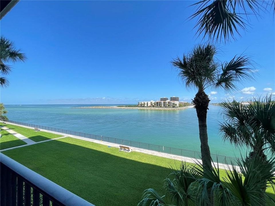 Active With Contract: $3,400 (2 beds, 2 baths, 1160 Square Feet)