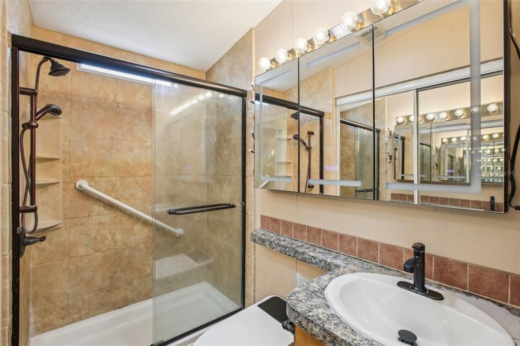 For Rent: $1,600 (1 beds, 1 baths, 1250 Square Feet)