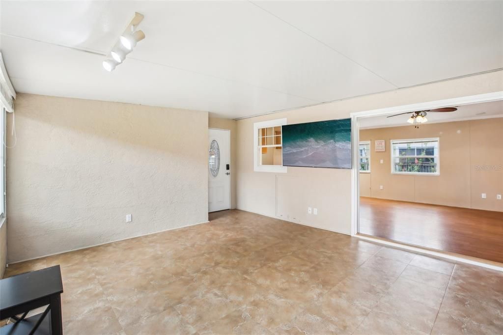 For Rent: $1,600 (1 beds, 1 baths, 1250 Square Feet)