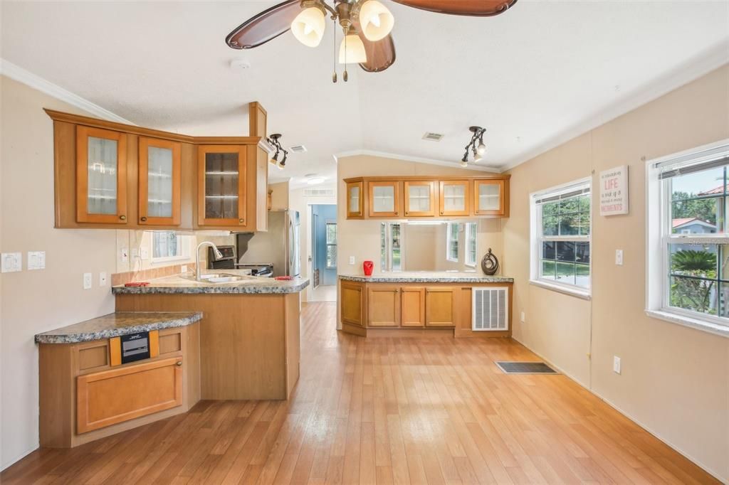 For Rent: $1,600 (1 beds, 1 baths, 1250 Square Feet)