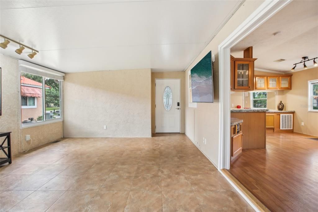 For Rent: $1,600 (1 beds, 1 baths, 1250 Square Feet)