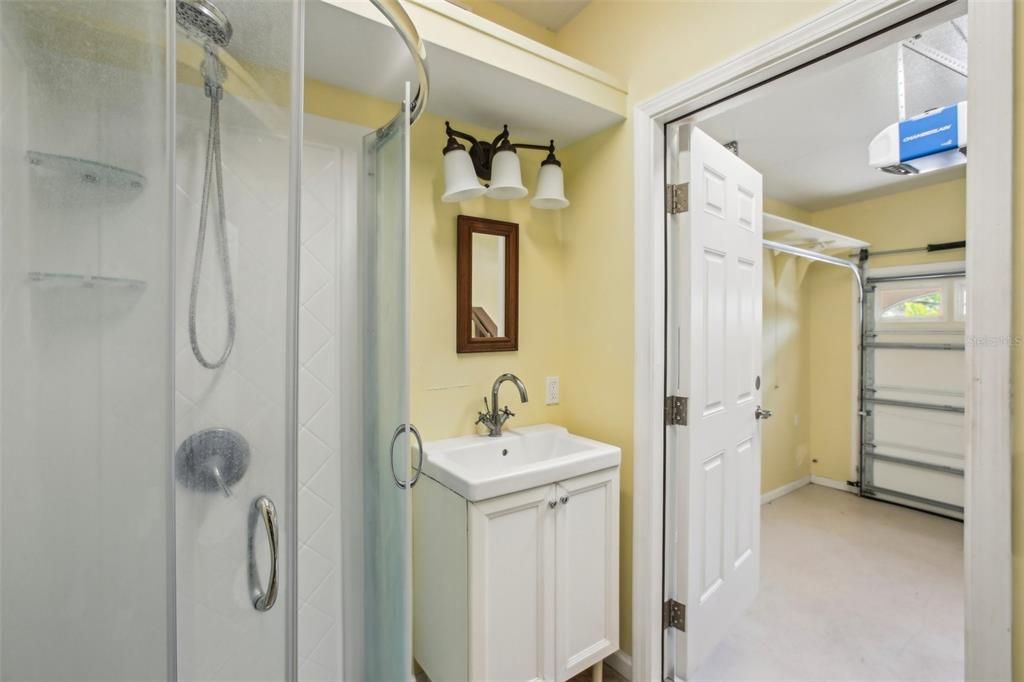 For Rent: $1,600 (1 beds, 1 baths, 1250 Square Feet)