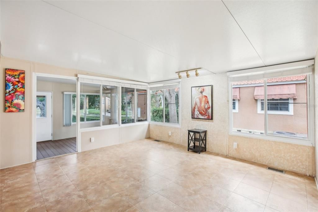 For Rent: $1,600 (1 beds, 1 baths, 1250 Square Feet)