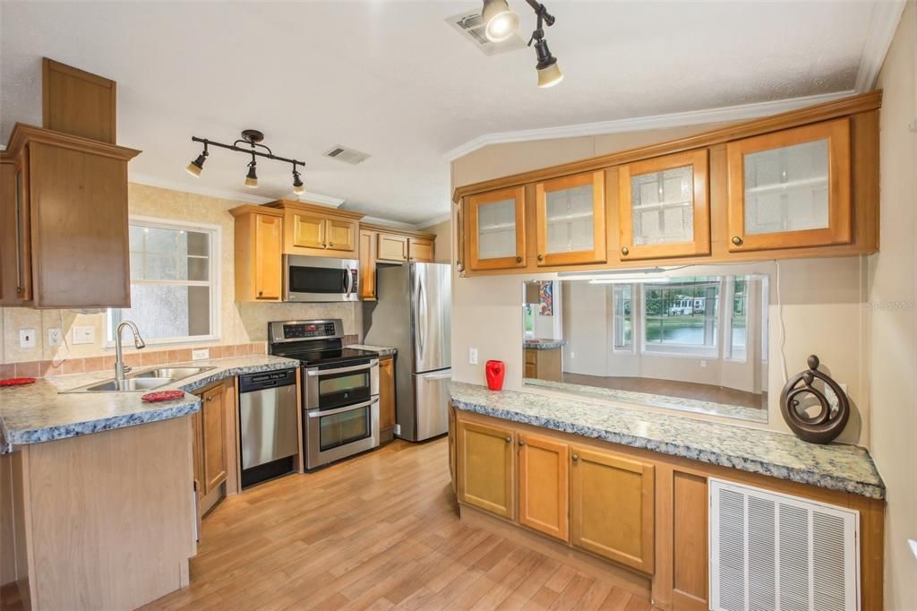 For Rent: $1,600 (1 beds, 1 baths, 1250 Square Feet)