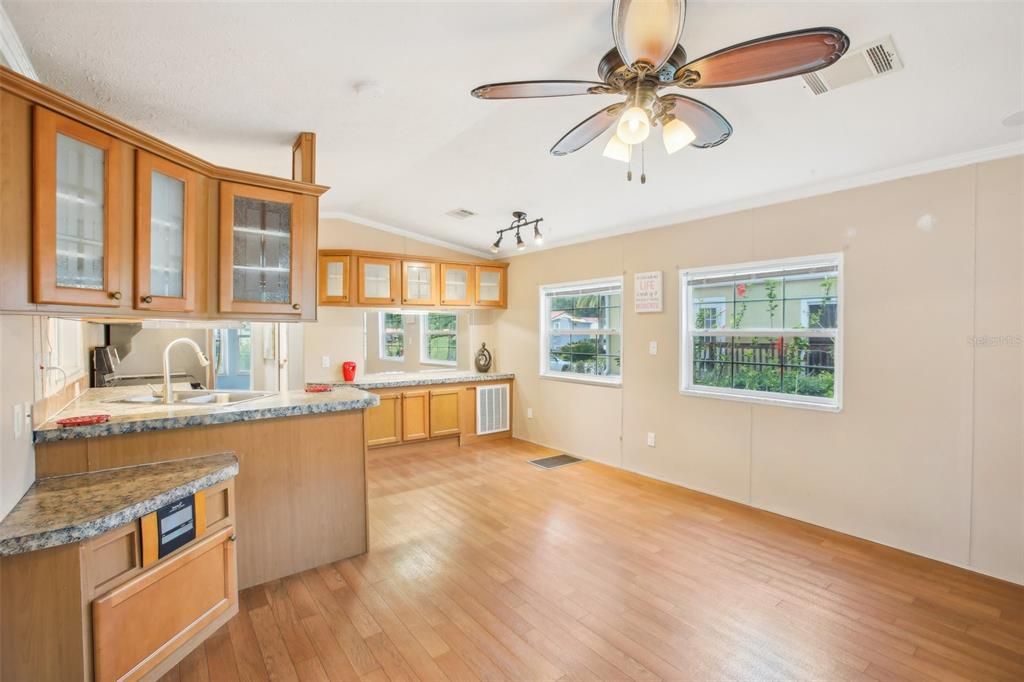 For Rent: $1,600 (1 beds, 1 baths, 1250 Square Feet)