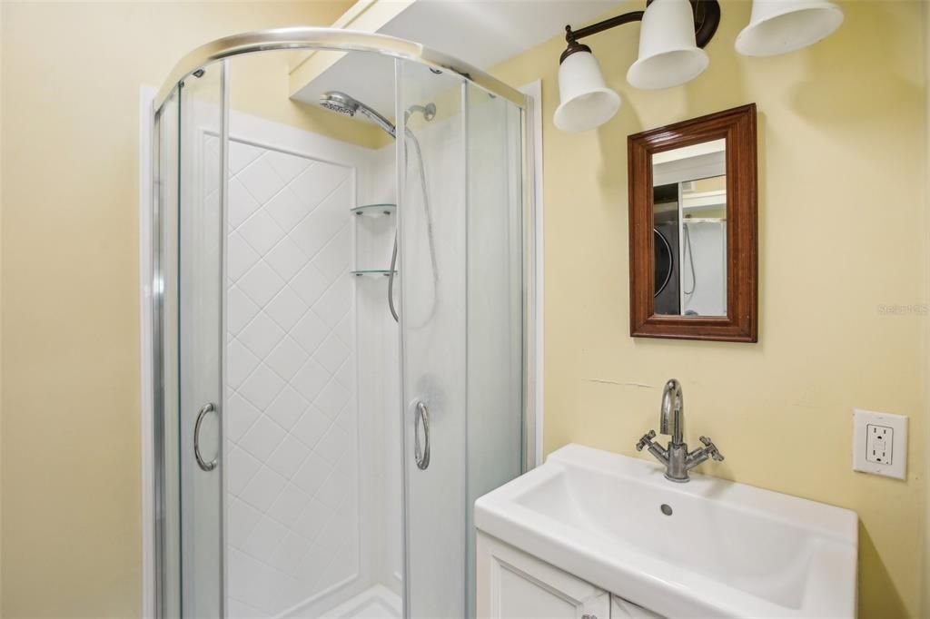 For Rent: $1,600 (1 beds, 1 baths, 1250 Square Feet)