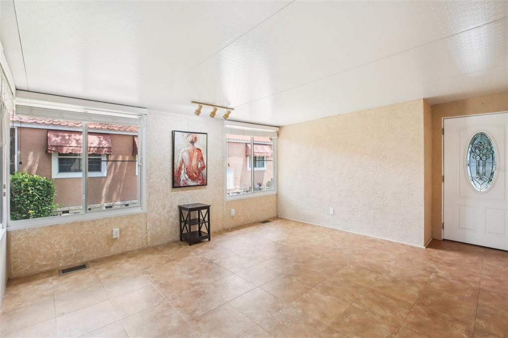 For Rent: $1,600 (1 beds, 1 baths, 1250 Square Feet)