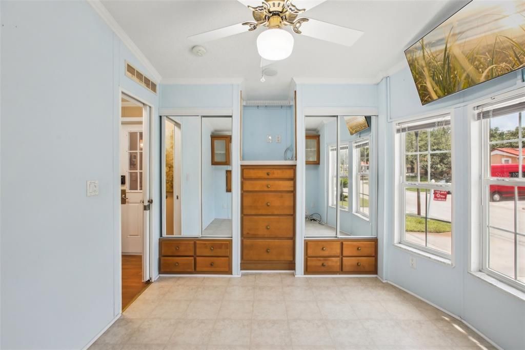 For Rent: $1,600 (1 beds, 1 baths, 1250 Square Feet)