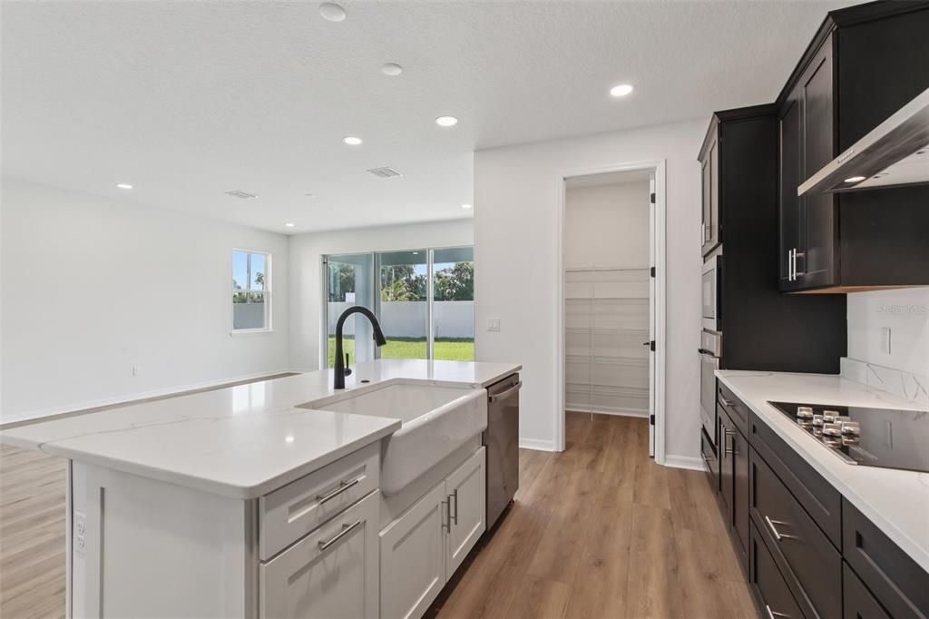 Под контрактом: $629,990 (4 спален, 3 ванн, 2802 Квадратных фут)