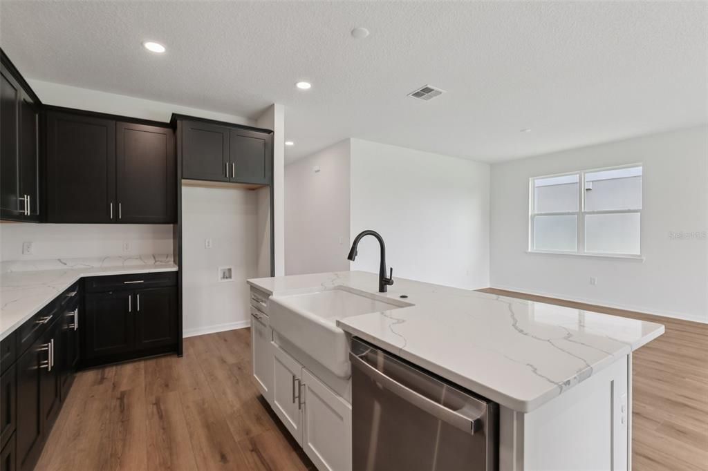 Под контрактом: $629,990 (4 спален, 3 ванн, 2802 Квадратных фут)