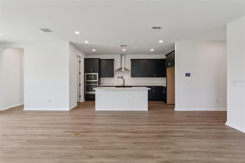 Под контрактом: $629,990 (4 спален, 3 ванн, 2802 Квадратных фут)