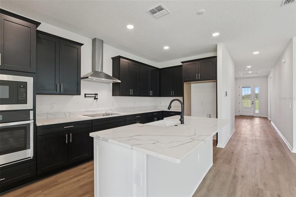 Под контрактом: $629,990 (4 спален, 3 ванн, 2802 Квадратных фут)