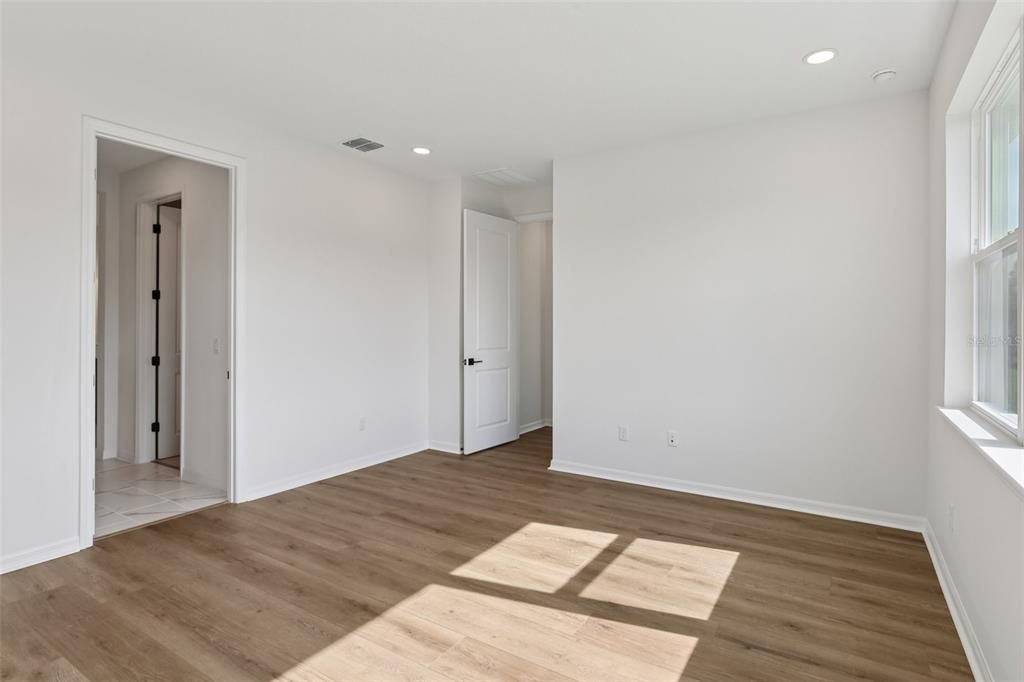 Под контрактом: $629,990 (4 спален, 3 ванн, 2802 Квадратных фут)