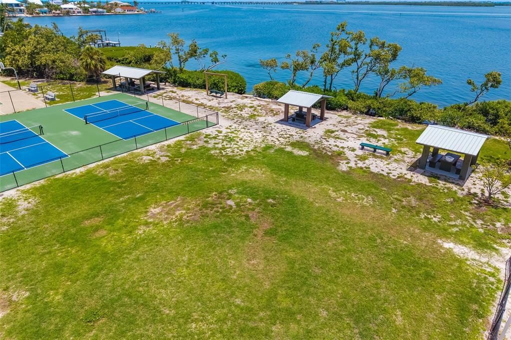 For Sale: $700,000 (2 beds, 2 baths, 755 Square Feet)