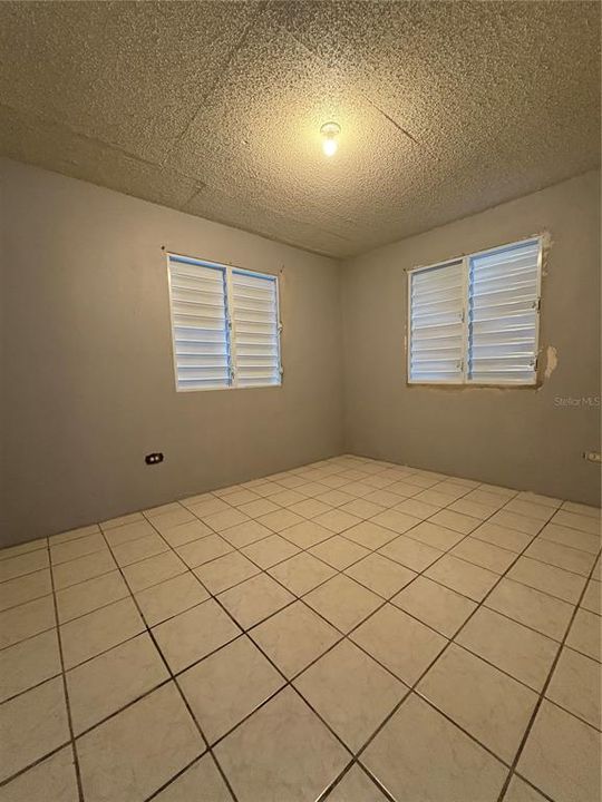 Под контрактом: $153,000 (5 спален, 2 ванн, 0 Квадратных фут)