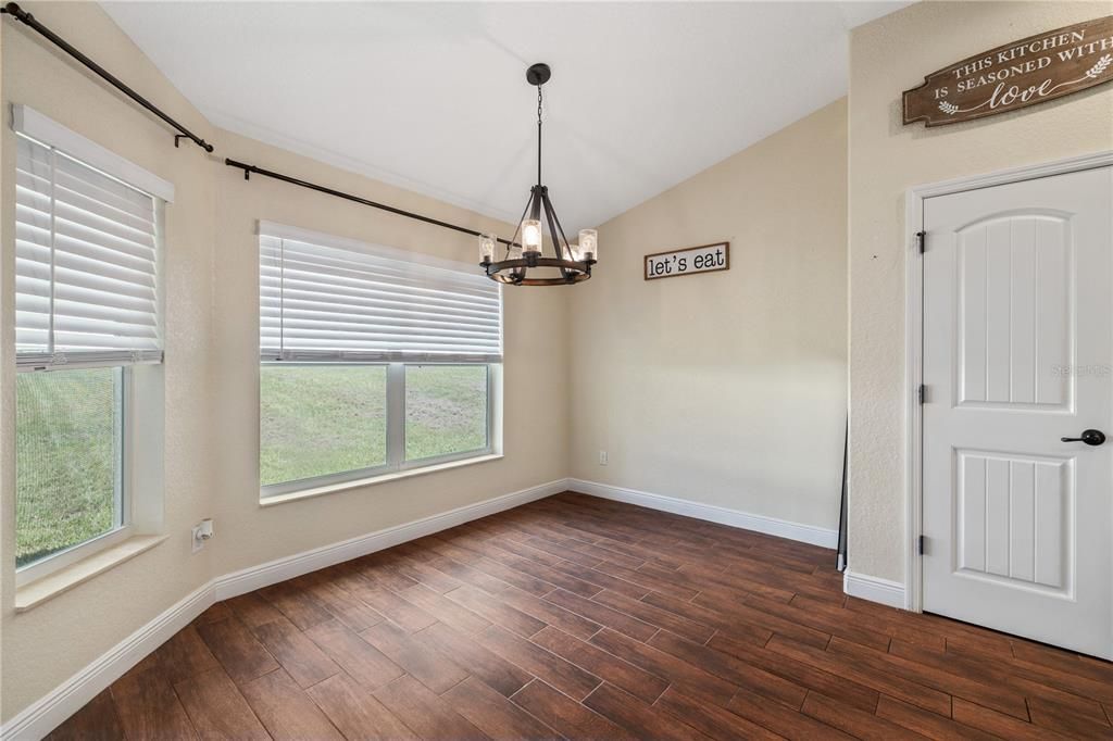 待售: $585,000 (4 贝兹, 2 浴室, 2063 平方英尺)