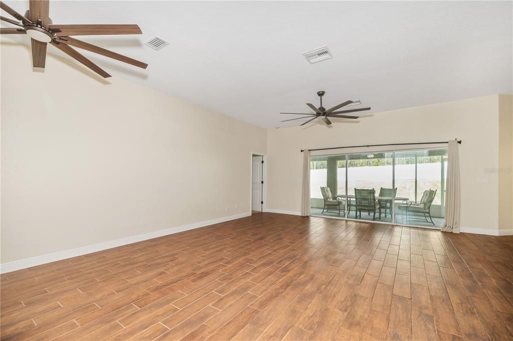 待售: $585,000 (4 贝兹, 2 浴室, 2063 平方英尺)