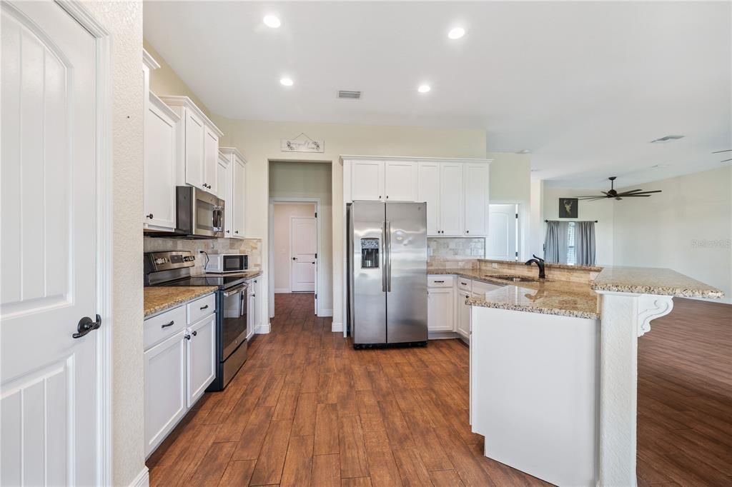 待售: $585,000 (4 贝兹, 2 浴室, 2063 平方英尺)