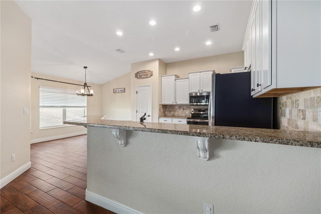 待售: $585,000 (4 贝兹, 2 浴室, 2063 平方英尺)