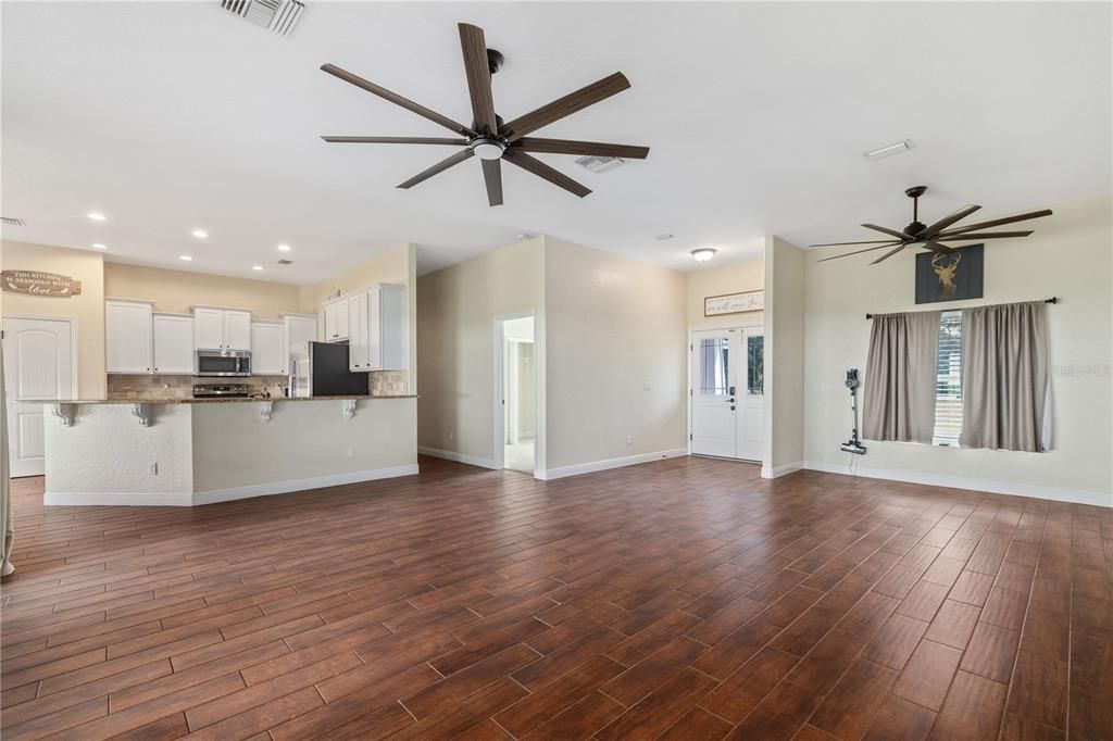 待售: $585,000 (4 贝兹, 2 浴室, 2063 平方英尺)