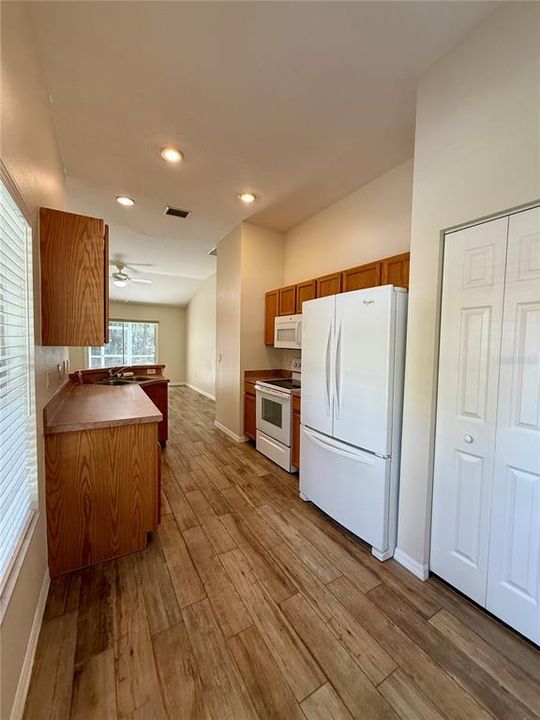 В аренду: $1,995 (3 спален, 2 ванн, 1275 Квадратных фут)