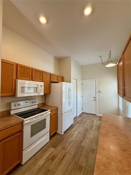 В аренду: $1,995 (3 спален, 2 ванн, 1275 Квадратных фут)