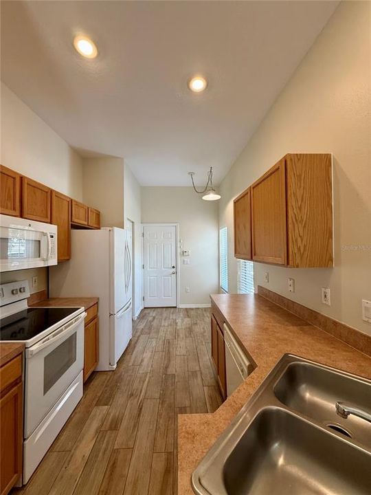 В аренду: $1,995 (3 спален, 2 ванн, 1275 Квадратных фут)