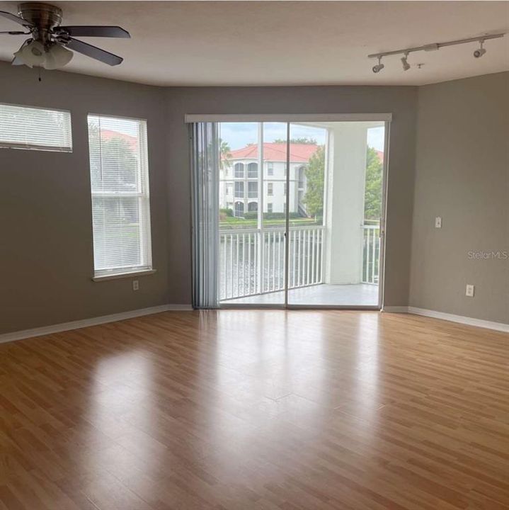 Под контрактом: $154,900 (2 спален, 2 ванн, 1064 Квадратных фут)