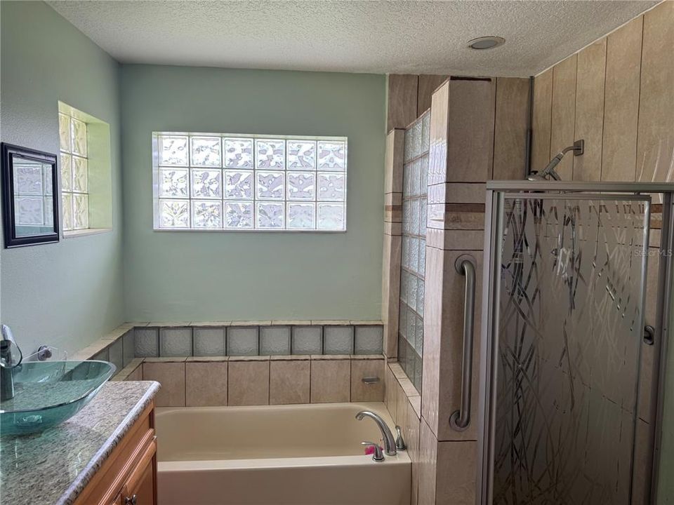 Activo con contrato: $399,000 (3 camas, 2 baños, 1786 Pies cuadrados)