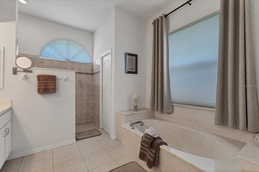 合同活跃: $540,000 (3 贝兹, 4 浴室, 2990 平方英尺)