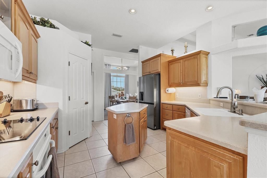 合同活跃: $540,000 (3 贝兹, 4 浴室, 2990 平方英尺)